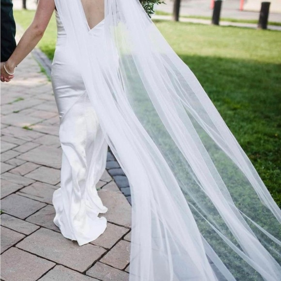 Elliatt aisle dress - includes bridal cape - Picture 2 of 7